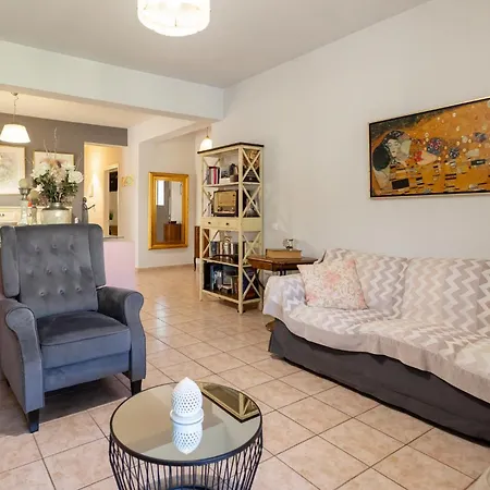 Aristotle וילה Alepou